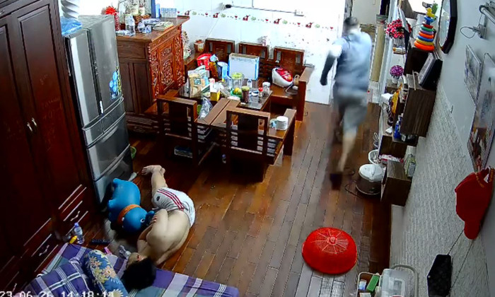 Gã đàn ông bỏ chạy thật nhanh sau khi lấy được chiếc điện thoại