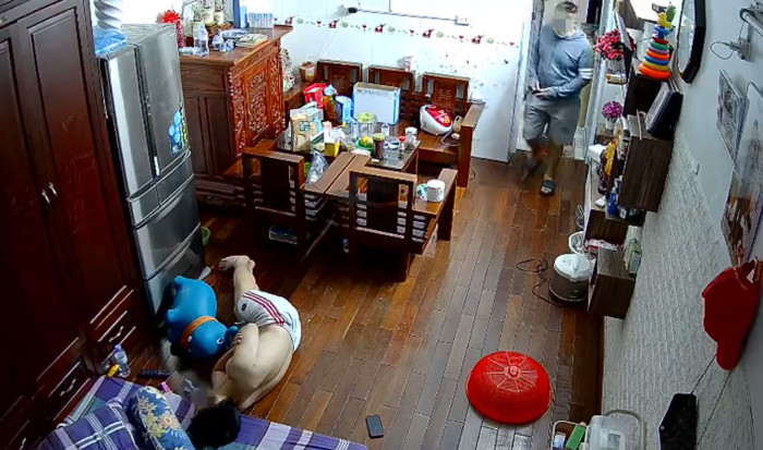 Gã đàn ông ngang nhiên đi vào nhà một người dân...