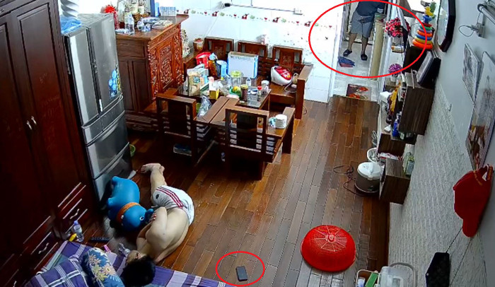 Chủ nhà ngủ say lại còn không đóng cửa nhà, tạo cơ hội cho kẻ gian dòm ngó