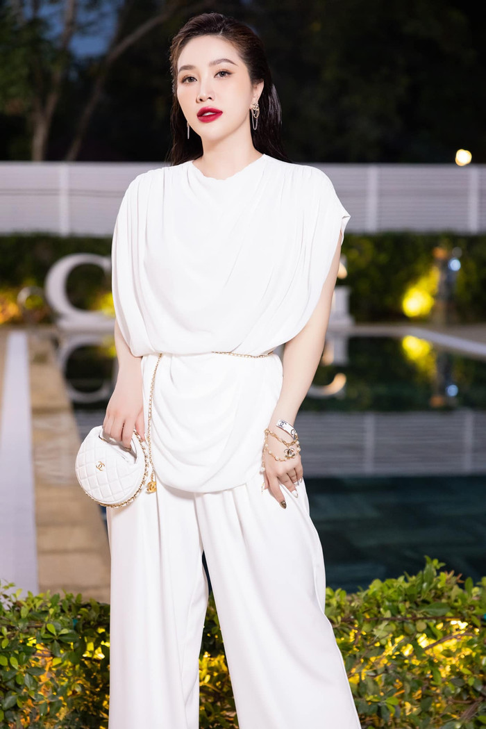 Dù trong phong cách nào, nhan sắc của người đẹp Sài Thành cũng được cho điểm tuyệt đối.