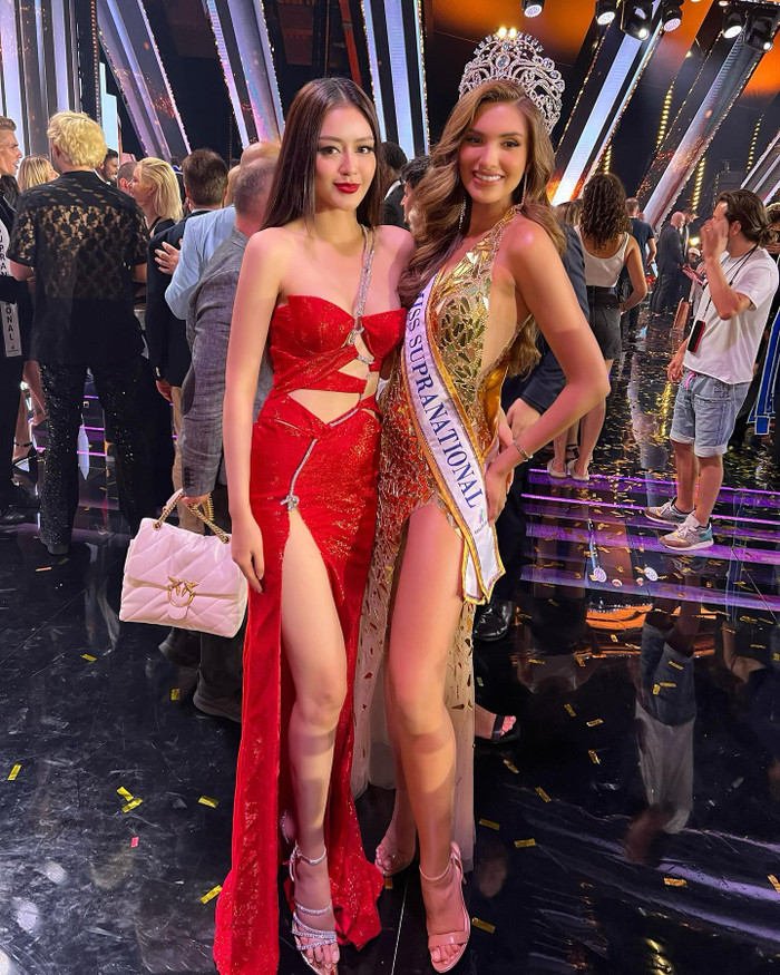 Đặng Thanh Ngân (bên trái) cho biết chiến thắng của mỹ nhân đến từ Ecuador là xứng đáng. 