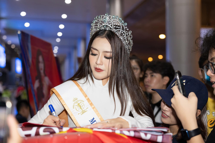 Người đẹp tâm sự rằng: 'Ánh mắt đó của chị Lalela Mswane là do ống kính chứ không phải thái độ'. 