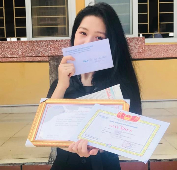 Ở trường, Đan Thanh là gương mặt khá nổi trội với những thành tích học tập đáng tuyên dương