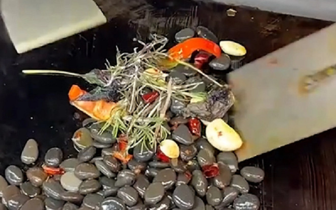 Độc lạ món đá cuội xào gây sửng sốt tín đồ ẩm thực Ảnh 2