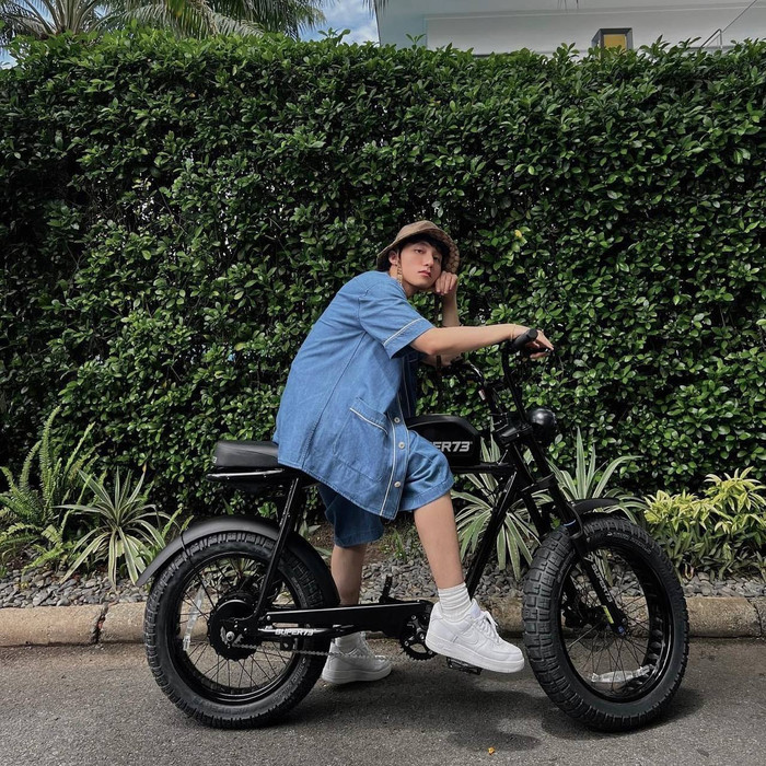 Sơn Tùng tạo dáng với chiếc xe điện hiệu Super73