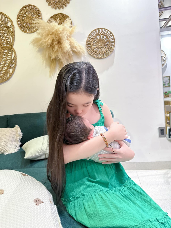 Lý Bình và bé Mia thường xuyên phụ giúp Phương Trinh Jolie chăm sóc quý tử vừa chào đời 