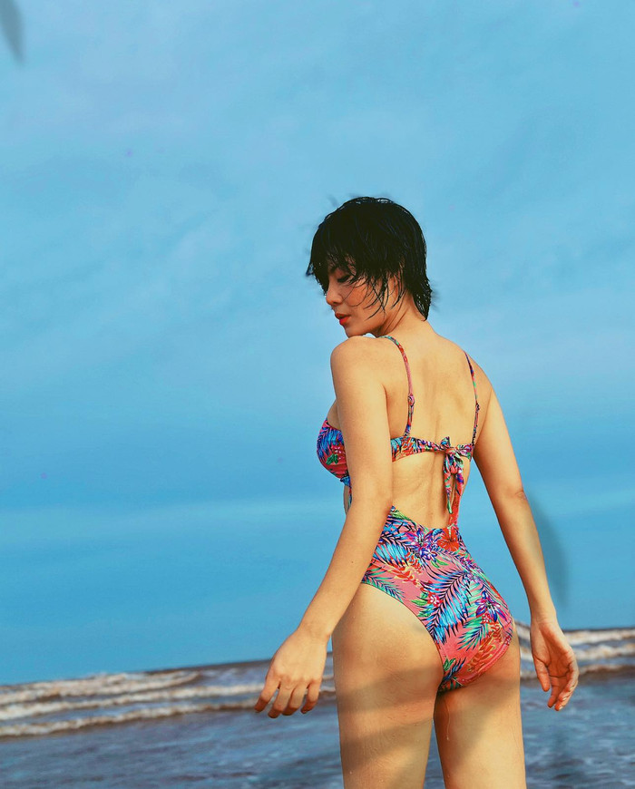 Nhờ sở hữu vóc dáng quyến rũ, Thanh Hương tự tin tạo nhiều kiểu dáng khác nhau khi đứng trước ống kính