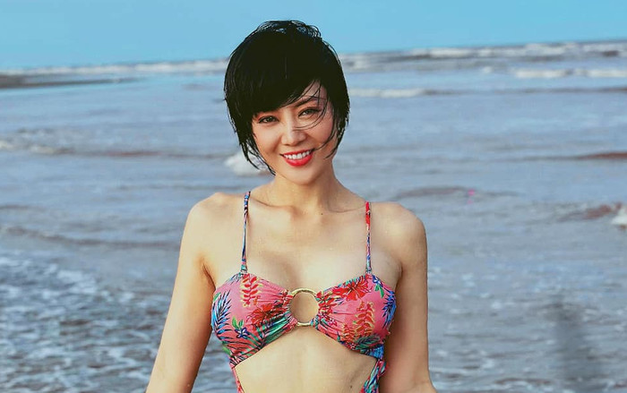 Thanh Hương 'Cuộc đời vẫn đẹp sao' diện bikini sặc sỡ, cut-out đầy hiểm hóc Ảnh 2