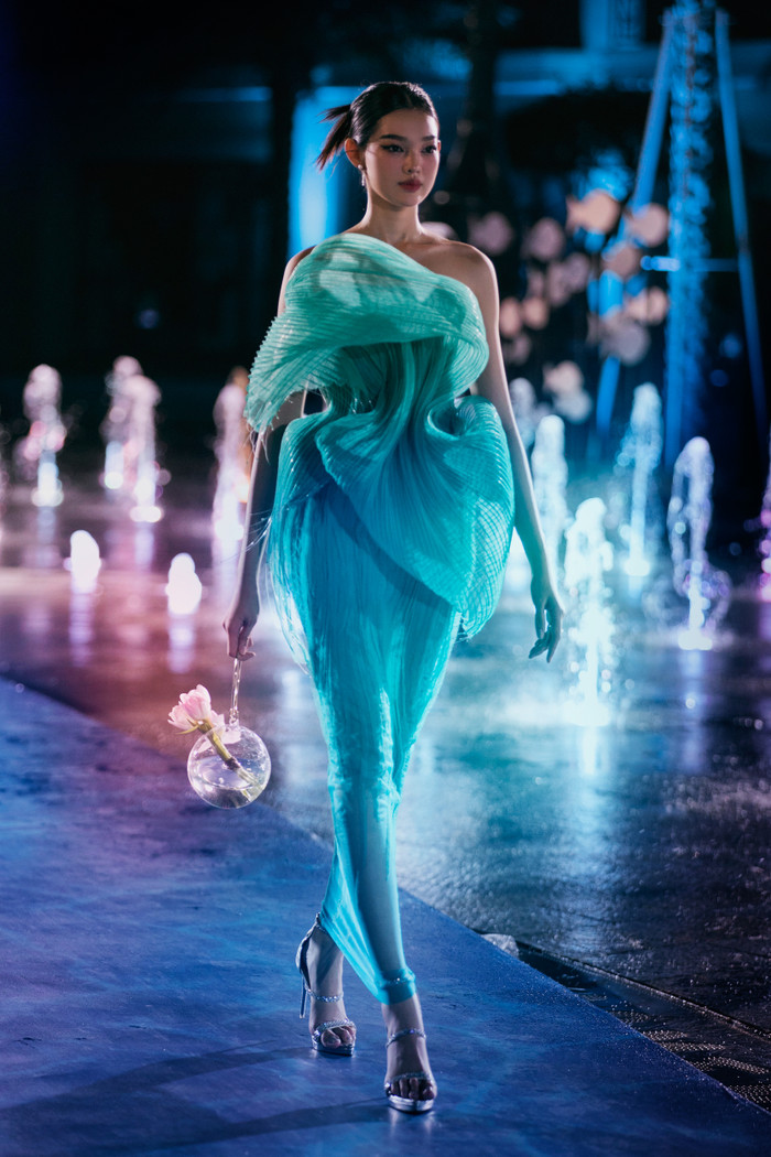 Hôm 17/7, Bé Quyên là một trong những 'nàng thơ', đảm nhiệm vị trí mở màn bộ sưu tập 'Hơi thở của gió' trong một sự kiện thời trang.