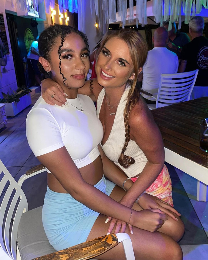 Cả hai trông như chị em, dù thực thế là mẹ con.