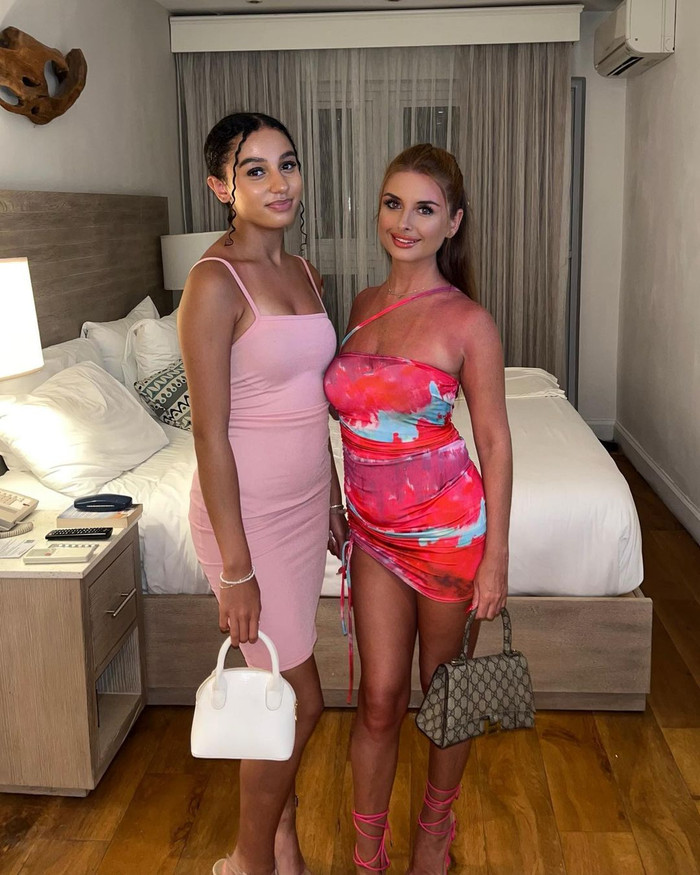 Carly Johnson (phải) bên cạnh con gái.