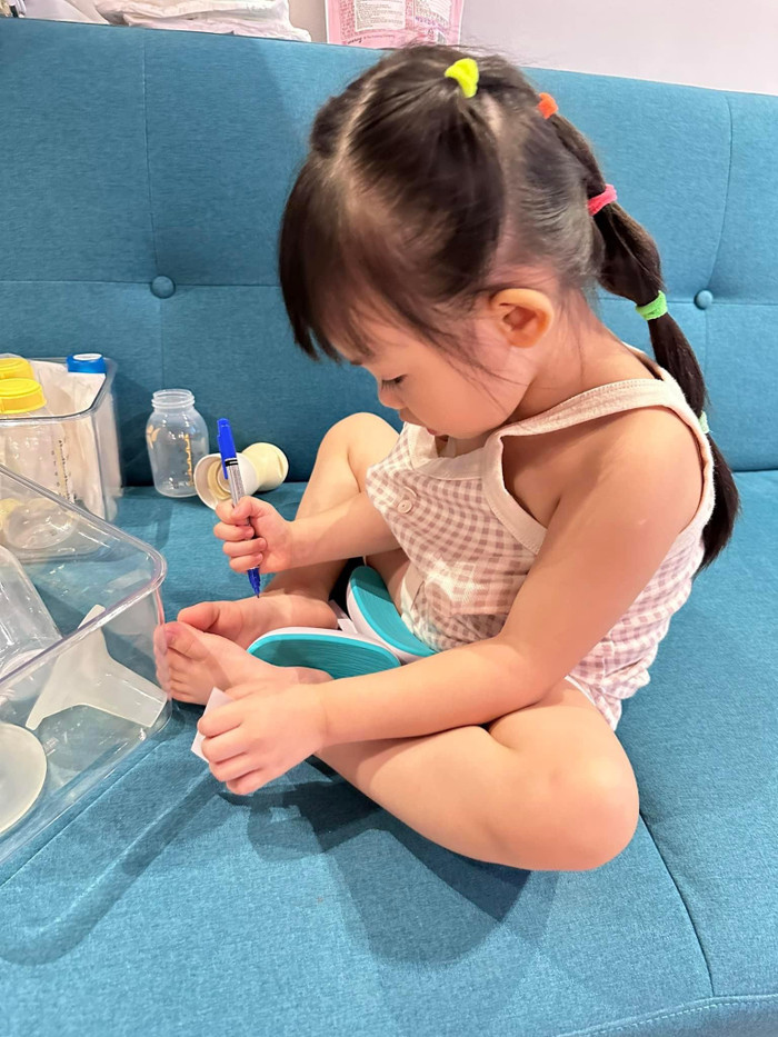 Nhóc tỳ càng lớn càng xinh.