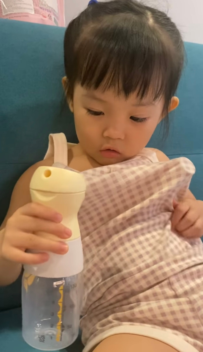 Đàm Thu Trang đăng tải đoạn clip hài hước khi con gái Suchin thay mẹ vào vai 'bỉm sữa'. 