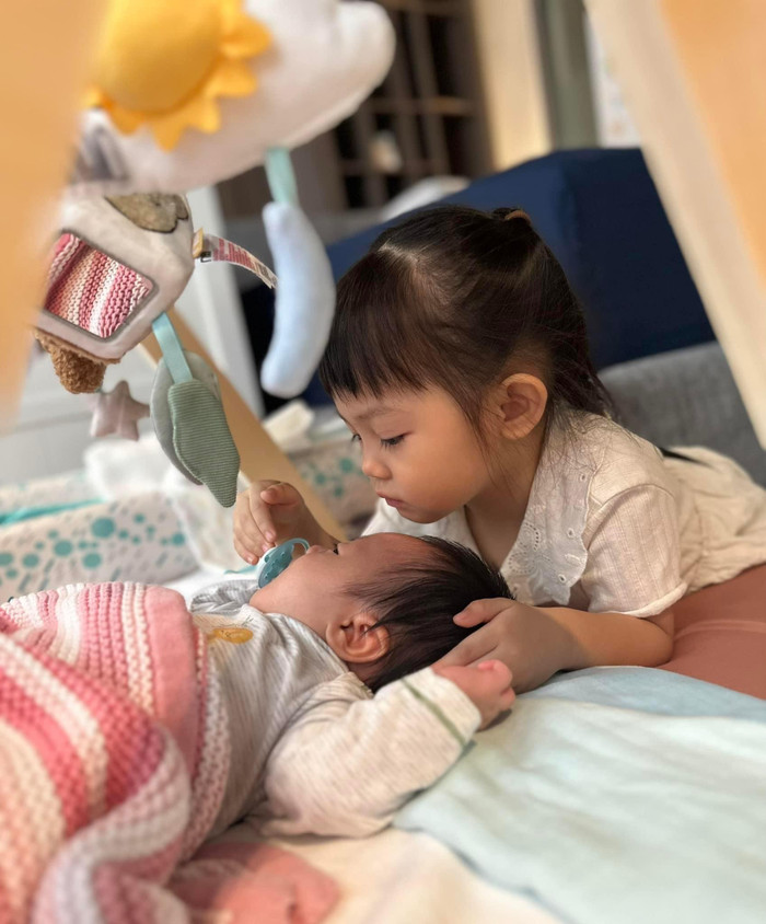 Suchin ngày càng ra dáng chị ba, cưng chiều em hết mực.