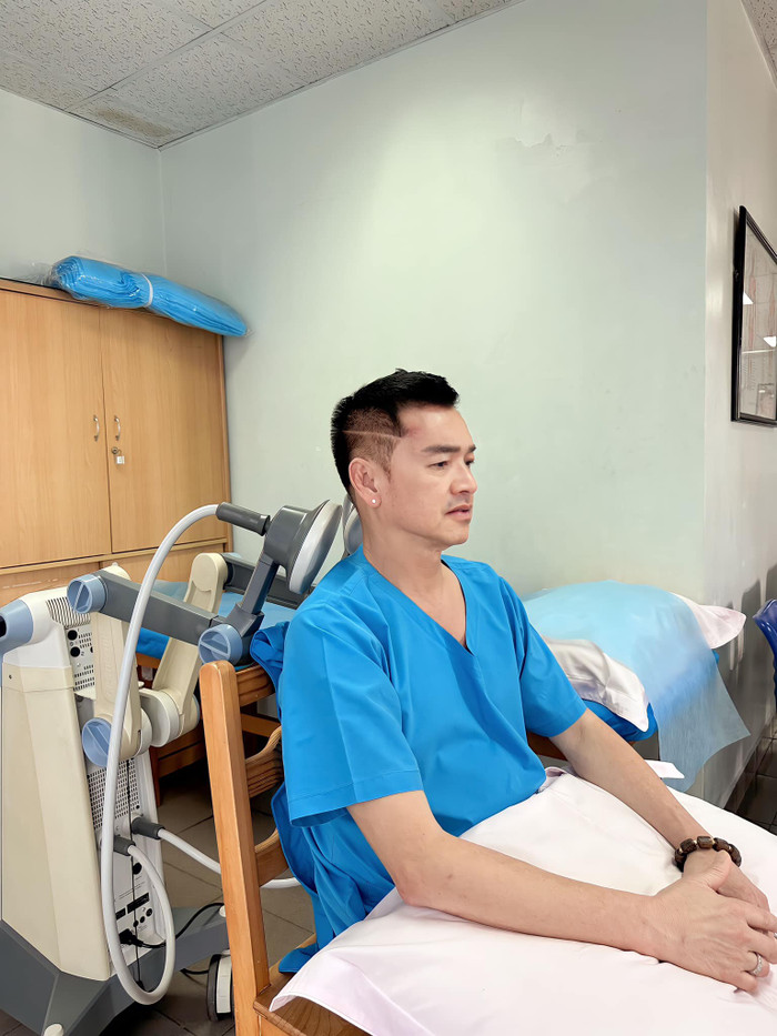 Nghệ sĩ Quang Minh gặp một số vấn đề ở cổ nên phải tập vật lý trị liệu, đến hiện tại sức khỏe đã ổn định.