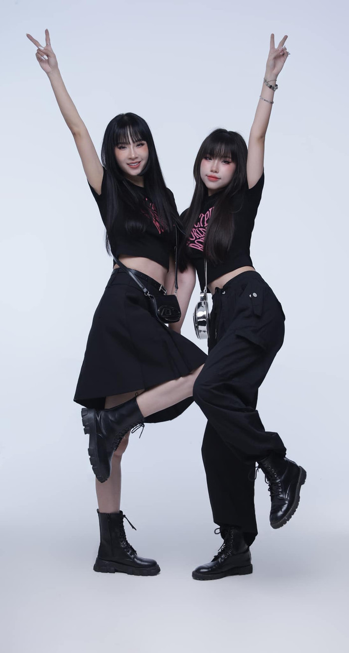 Hoa hậu Vũ Ngọc Diệp (trái) gây 'bão' cõi mạng khi cùng con gái theo trend biến hình. 