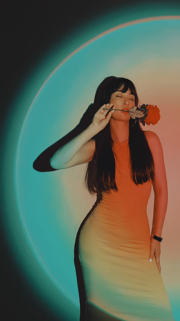 Đường cong 'đốt cháy' mọi ánh nhìn của nàng Hậu khiến fan sắc đẹp ngưỡng mộ.