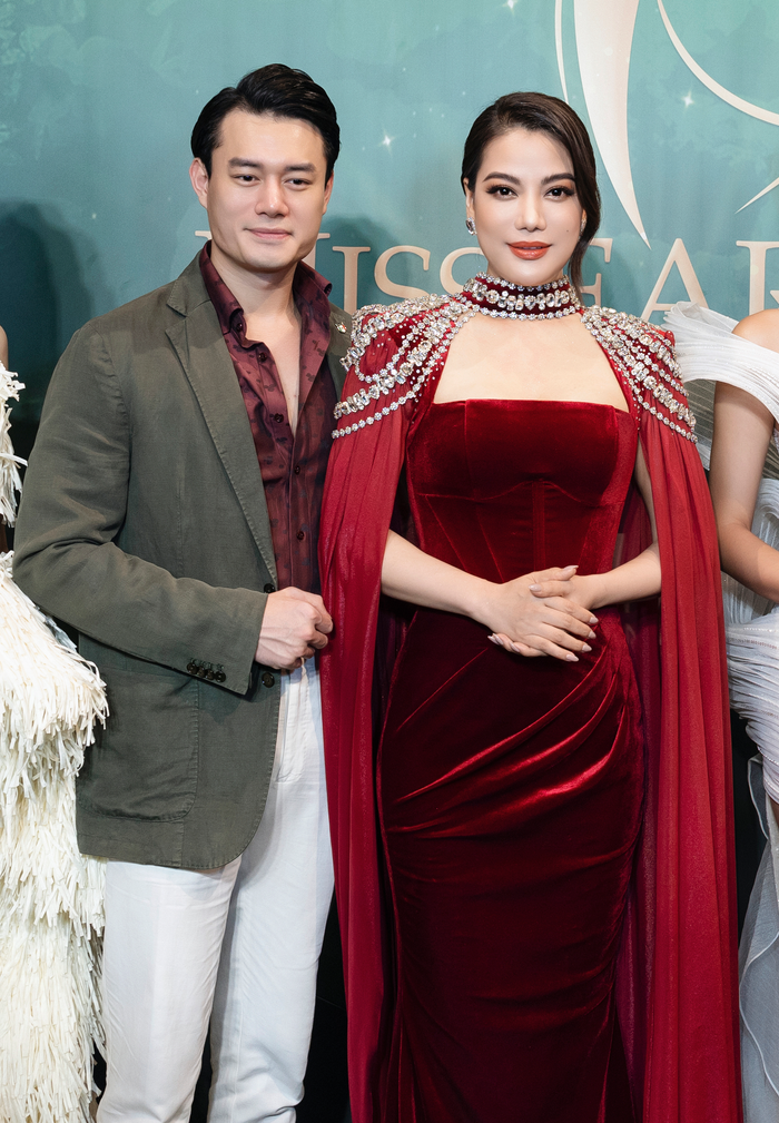 Khi vừa đến sự kiện, Trương Ngọc Ánh được bạn trai tháp tùng lên thảm đỏ. Sự kiện lần này do nữ diễn viên tổ chức, nhưng Anh Dũng lo lắng không kém bạn gái. Sao phim Gái già lắm chiêu V bận rộn tiếp đãi khách mời, vẫn không quên sự hiện diện của cô. 