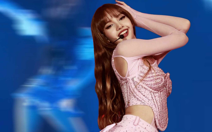 Lisa khiến dân mạng 'la ó' trước trang phục diễn: 'Như mặc bikini luôn' Ảnh 2