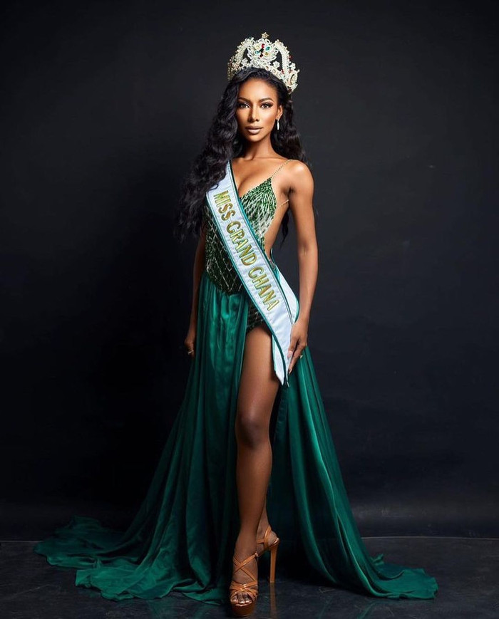 Mỹ nhân da màu năm nay 28 tuổi, cao 1m70. Điều khán giả thích nhất ở cô chính là gương mặt góc cạnh, cá tính. Cô sinh ra tại Bangkok nhưng lớn lên ở một vùng biên giới giáp Campuchia trong hoàn cảnh thiếu thốn.&nbsp;