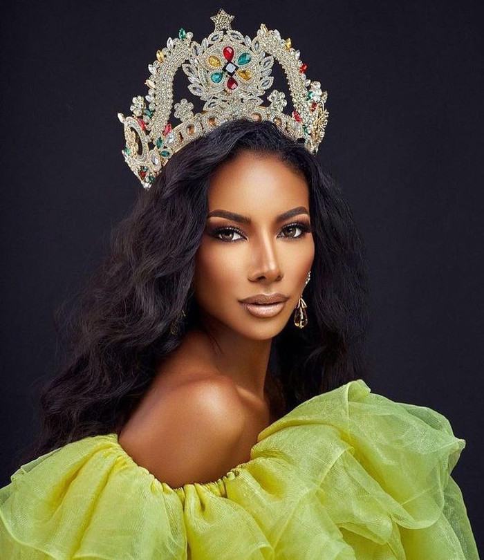 Người đẹp bày tỏ: 'Tôi muốn tập trung toàn bộ thời gian và sức lực của mình vào việc trao quyền cho phụ nữ thông qua giáo dục. Bởi lẽ, giáo dục là chìa khóa dẫn đến thành công'. &nbsp;