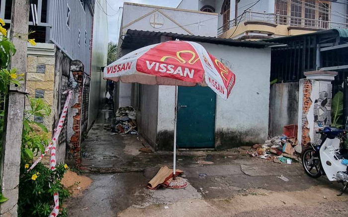 Vừa phá cửa phòng trọ, người dân rùng mình với cảnh tượng đập vào mắt Ảnh 2