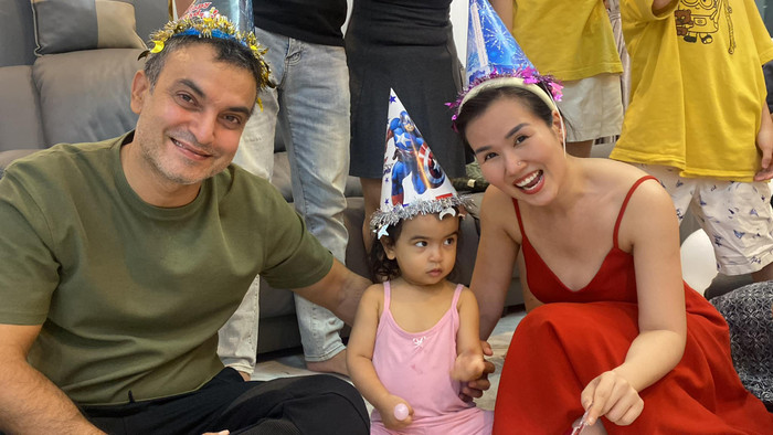 Cũng là bé Moon thế nhưng nhìn sang mẹ Võ Hạ Trâm thì sao mà 'nó lạ lắm'&nbsp;