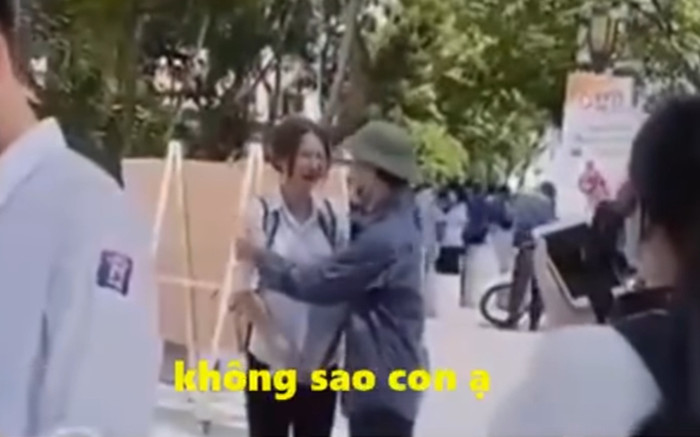Nữ sinh gục vào vai bố khóc nấc vì không làm được bài và câu nói của cha khiến tất cả rơi nước mắt Ảnh 2