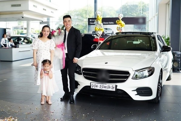  Sao nam Vbiz 'nghiện dao kéo' 10 ngày/lần nay thành gương mặt 'đắt show', viên mãn bên người vợ giản dị Ảnh 9
