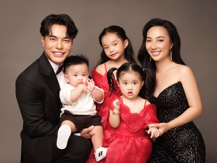  Sao nam Vbiz 'nghiện dao kéo' 10 ngày/lần nay thành gương mặt 'đắt show', viên mãn bên người vợ giản dị Ảnh 10