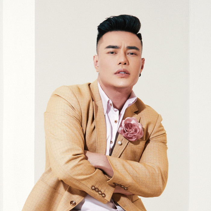  Sao nam Vbiz 'nghiện dao kéo' 10 ngày/lần nay thành gương mặt 'đắt show', viên mãn bên người vợ giản dị Ảnh 1