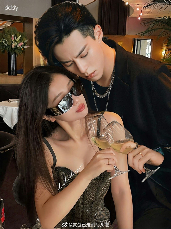  Vương Hạc Đệ khoe ảnh đi hẹn hò với Ngu Thư Hân, còn đeo cả nhẫn đôi Ảnh 1