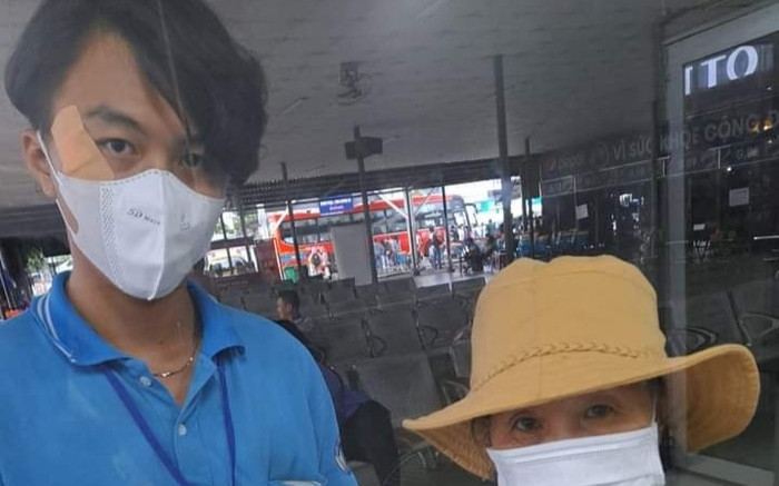 Cụ bà đánh rơi vé số được nam tiếp viên nhặt và bán giúp Ảnh 2