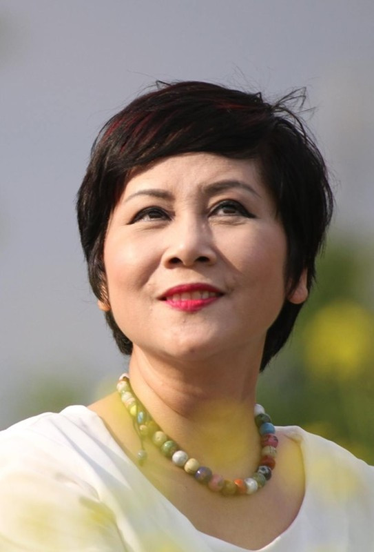 Trên mạng, nhiều bạn bè đã gửi lời chúc mừng đến NSND Minh Hằng vì đã tìm lại được dây chuyền mang nhiều ý nghĩa