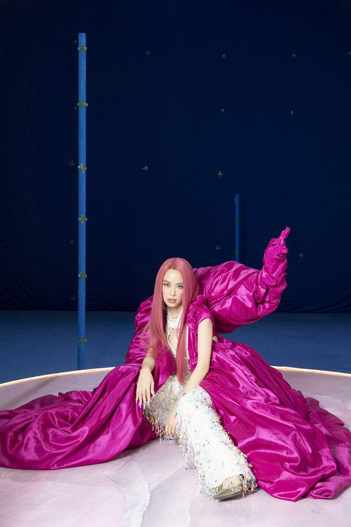 See Tình của Hoàng Thùy Linh thời gian qua đã tạo nên một 'cơn sốt' trong nước lẫn quốc tế khi rất nhiều người người nổi tiếng trên thế giới bắt trend nhảy nhót trên nền nhạc ca khúc này. 