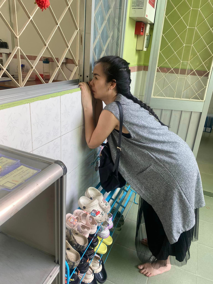 Dáng đứng ngóng con của Võ Hạ Trâm khiến cư dân mạng được một phen 'dở khóc dở cười'