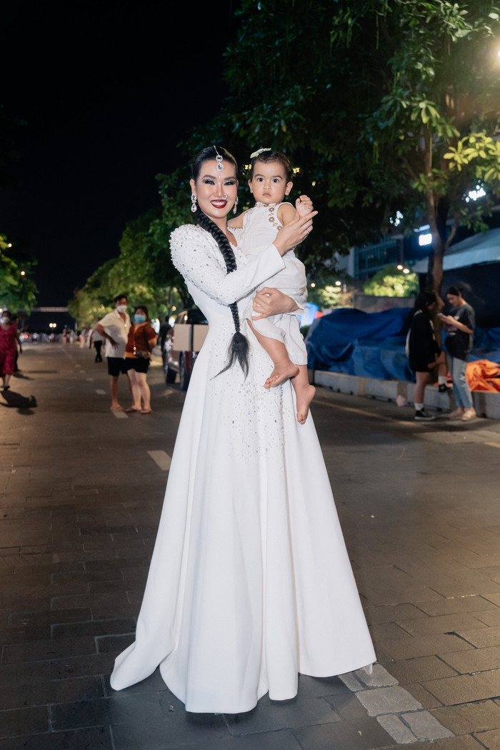 Võ Hạ Trâm hào hứng nói thêm vì ái nữ đã có thể hòa nhập tại trường học, nên cô đỡ xót con hơn