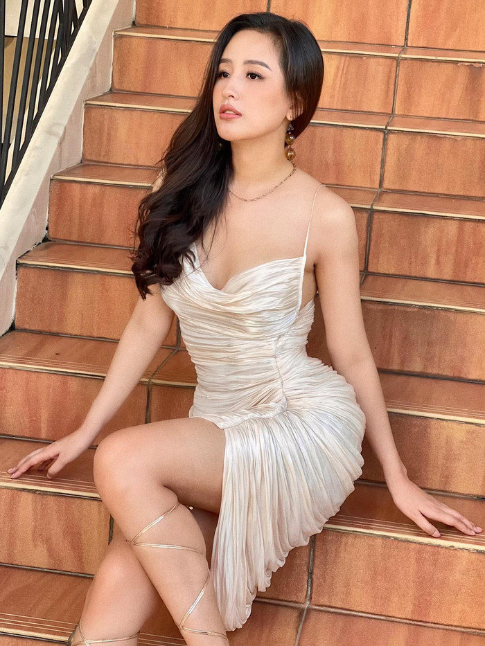 Mai Phương Thúy có hình thể đẹp nên nhận được nhiều lời khen khi theo đuổi style gợi cảm. Chiếc váy hai dây khoe khéo vòng một quá đỗi sexy, đôi chân thon dài của Hoa hậu Việt Nam 2006.