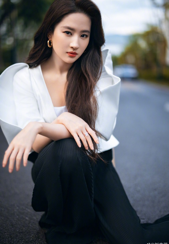 Triệu Lệ Dĩnh và Dương Mịch tranh nhau đại ngôn nhưng Lưu Diệc Phi có lợi Ảnh 2