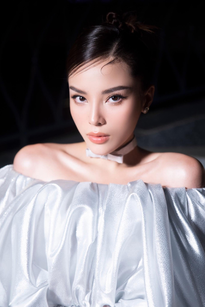 Nguyễn Cao Kỳ Duyên là đàn em kế nhiệm của Đăng Thu Thảo, đăng quang Hoa hậu Việt Nam 2014. Thời gian đầu, Kỳ Duyên vướng nhiều ồn ào về nhan sắc lẫn đời tư. Song theo thời gian, cô được khen ngày càng rạng rỡ, cuốn hút, có nhiều nỗ lực trong hoạt động giải trí và xây dựng hình ảnh đẹp với công chúng.