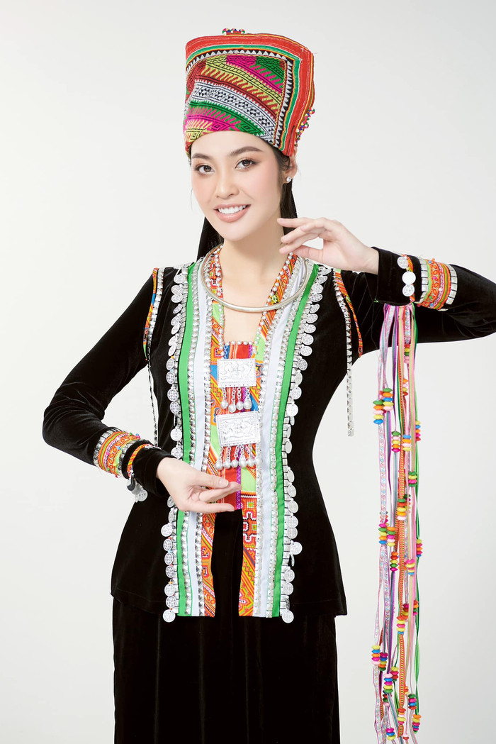 Nông Thúy Hằng 24 tuổi, người Tày ở Hà Giang. Cô đã tốt nghiệp loại giỏi chuyên ngành Kinh doanh Quốc tế, Đại học Kinh tế Quốc dân, Hà Nội.