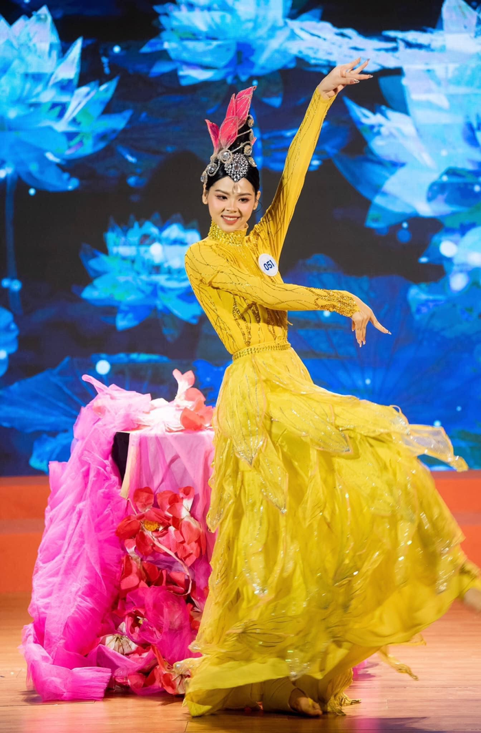 Từ vòng chung khảo, Nguyễn Ngân Hà thắng danh hiệu Người đẹp Tài năng nên giành một suất trong Top 20.. Cô nàng sinh năm 2003, quê quán Nghệ An, là sinh viên trường Đại học Đà Nẵng. Bên cạnh đó, cô còn là hoa khôi của trường. 