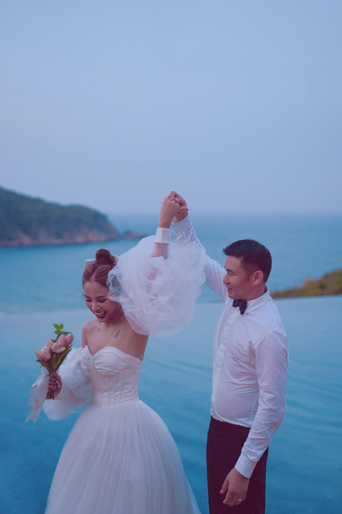 Vân Hugo và ông xã về chung một nhà từ tháng 7/2020. Ông xã cô là một doanh nhân, làm trong lĩnh vực giáo dục. 