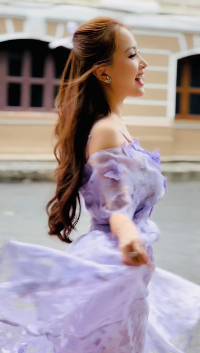 Vân Hugo sinh năm 1985, là một trong những hot girl đời đầu đình đám ở Hà thành.