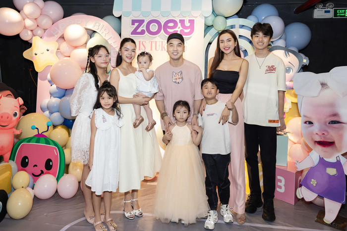 Ưng Hoàng Phúc dẫn vợ và con trai riêng đến nhà Phạm Quỳnh Anh dự tiệc