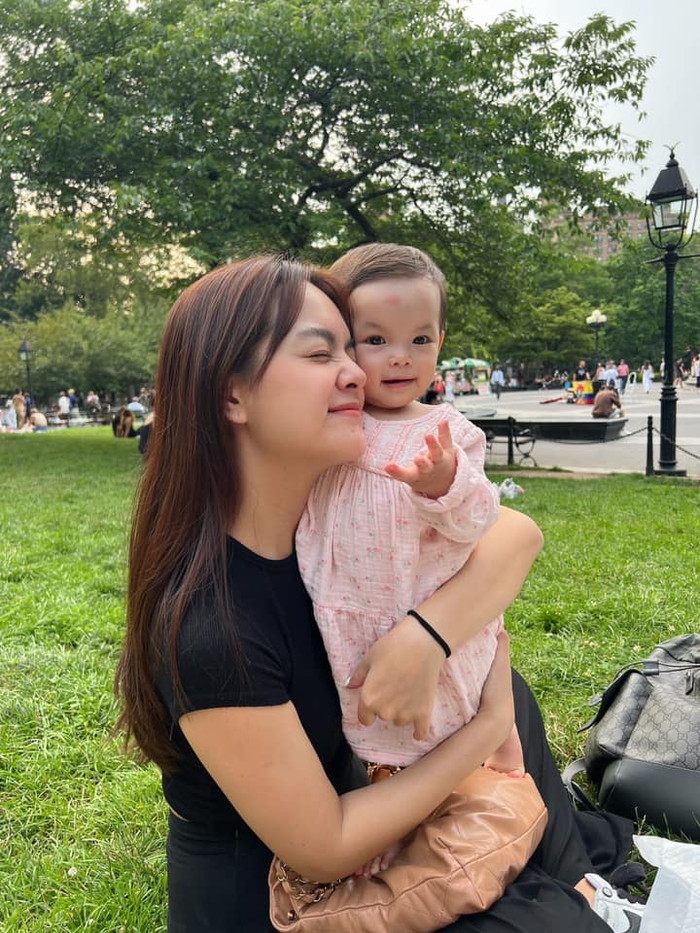 Trước đó trong chuyến công tác ở nước Mỹ, Phạm Quỳnh Anh đã chủ động đưa con gái Zoey đi cùng. Cô luôn cố gắng dành thời gian cho các con, vun vén tổ ấm nhỏ song song đi biểu diễn, tham gia sự kiện