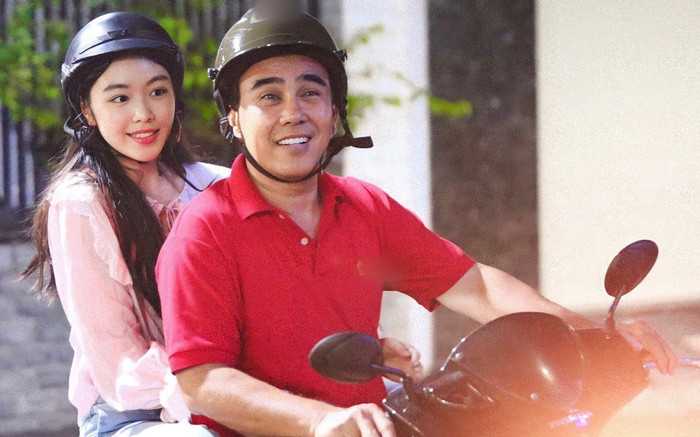 Quyền Linh mang dép tổ ong, ăn mặc giản dị chở con gái đi làm bằng xe máy Ảnh 2