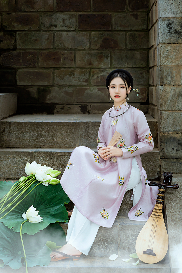 Mẫu nhí Minh Anh dịu dàng trong trang phục truyền thống.