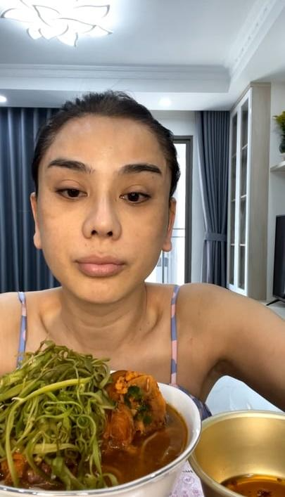 Hình ảnh của Lâm Khánh Chi từng gây xôn xao mạng xã hội vì khác xa với ảnh tự đăng. 