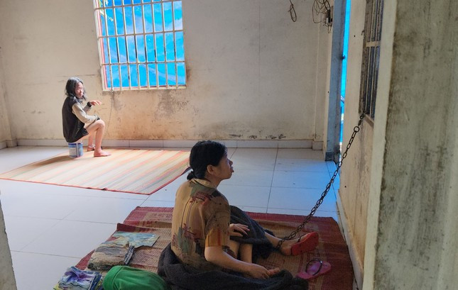 2 trong số 3 phụ nữ bị nhốt bị xích chân. Ảnh: Tiền Phong